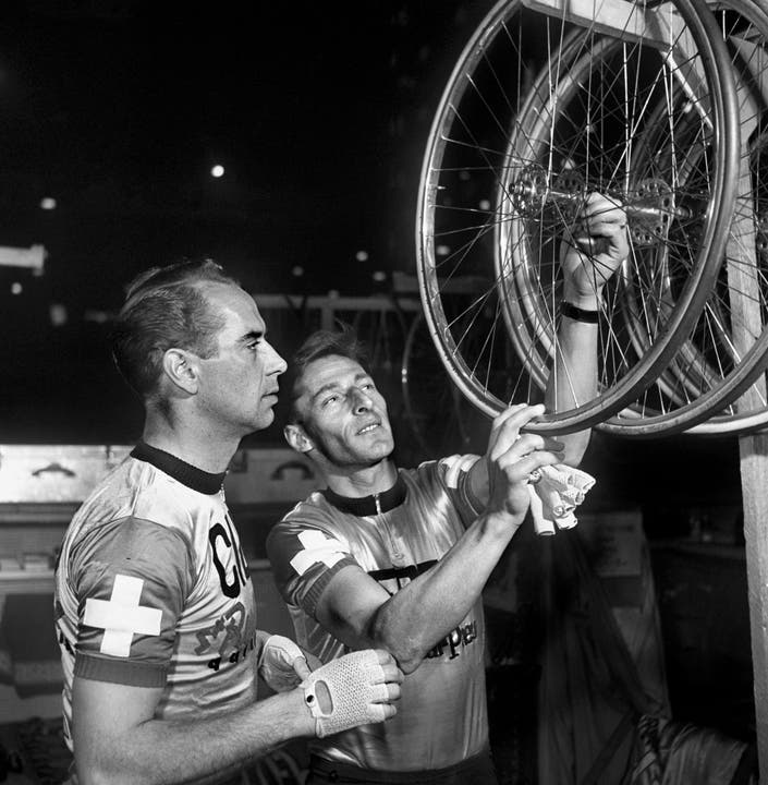 Hugo Koblet (links) und Ferdy Kübler prüfen im März 1956 am Sechs-Tagerennen im Hallenstadion in Zürich ihre Ersatzvelos. (Bild: Keystone)