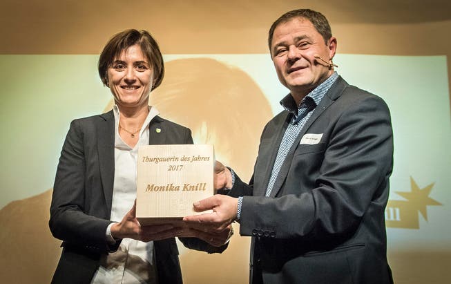 Regierungsrätin Monika Knill nimmt den Preis der Thurgauerin des Jahres 2017 von David Angst, Chefredaktor der Thurgauer Zeitung, entgegen. (Bild: Reto Martin)