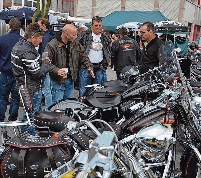 Fast jedes der in einer langen Reihe parkierten Motorräder bietet den Bikern Stoff für ausgiebige Fachdiskussionen. (Bild: rf)