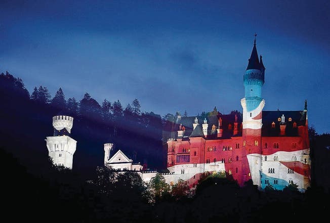 Illumination zu Ehren der G-7-Gäste: Das bayrische Schloss Neuschwanstein in den britischen Farben. (Bild: epa/Frank May)