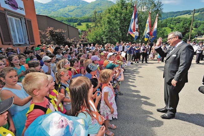 Dem Kantonsratspräsidenten haben die Lieder der Rüthner Schüler gefallen: Sie werden dafür von Markus Straub Glaces spendiert bekommen. (Bilder: Max Tinner)