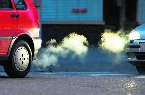 Autos produzieren immer mehr Treibhausgas. Dennoch scheint eine Benzinabgabe keine Chance zu haben. (Bild: ky/Gaëtan Bally)