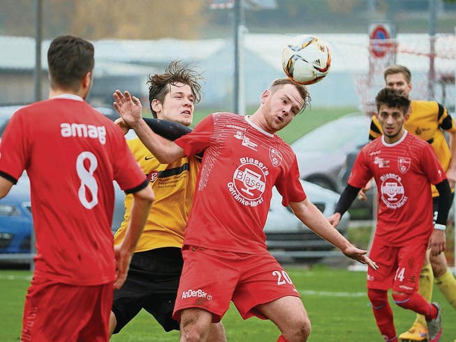 Der FC Tägerwilen (rot) musste im Thurgauer Derby gegen den FC Tobel-Affeltrangen zwei späte Tore in Kauf nehmen. (Bild: Mario Gaccioli)