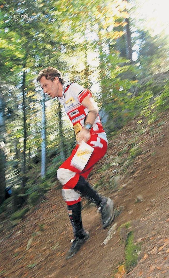 Daniel Hubmann rennt konzentriert den Hügel im Wald hinab. (Archivbild: Photopress/Alexandra Wey)