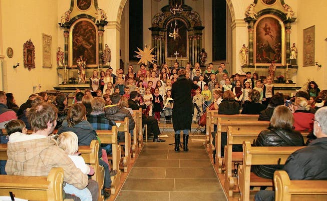 Schulkinder der Primarschule St. Peterzell singen Vorweihnachtliches für ihre Familien. (Bild: Lisa Leisi)