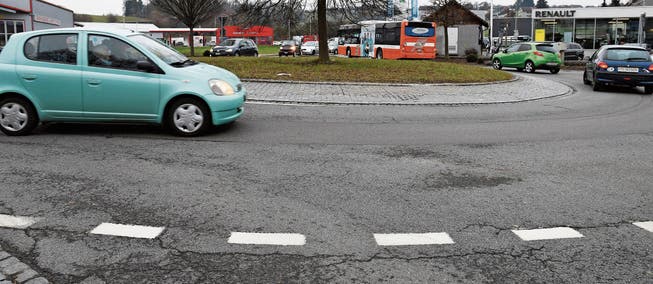 Risse und Spurrillen im Strassenbelag: Der Kreisel Mühlebach muss saniert werden. (Bild: Rita Kohn)