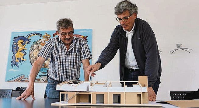 Gemeindeammann Erich Baumann und Architekt Guido Santschi besprechen anhand des Modells die Raumaufteilung im Werkhof. (Bild: Hannelore Bruderer)