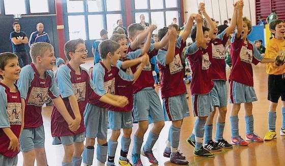 Die von Bruno Knellwolf trainierten Eb-Junioren des FC Goldach freuen sich über ihren Sieg in der stark besetzten U11-Kategorie. (Bild: Ferruccio Vanin)