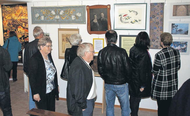 Die Vernissage der Sonderausstellung zum Thema «Jugendstil» lockt viele Besucher ins Historische Museum Bischofszell. (Bild: Claudia Gerrits)