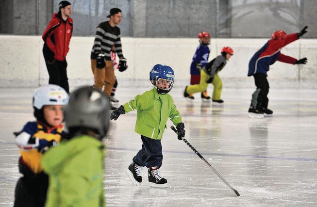 An der Frauenfelder Eissportwoche in den Sportferien ist jeweils keiner zu klein, um Eishockeyspieler mit Stock und Helm zu sein. (Archivbild: Reto Martin)