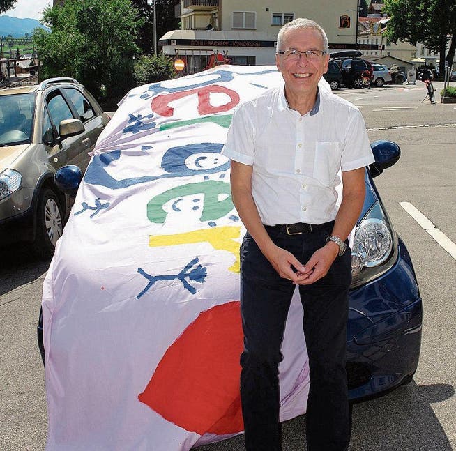 Zum Abschied wurde das Auto von Thomas Mainberger mit einem Transparent geschmückt. (Bild: MK)
