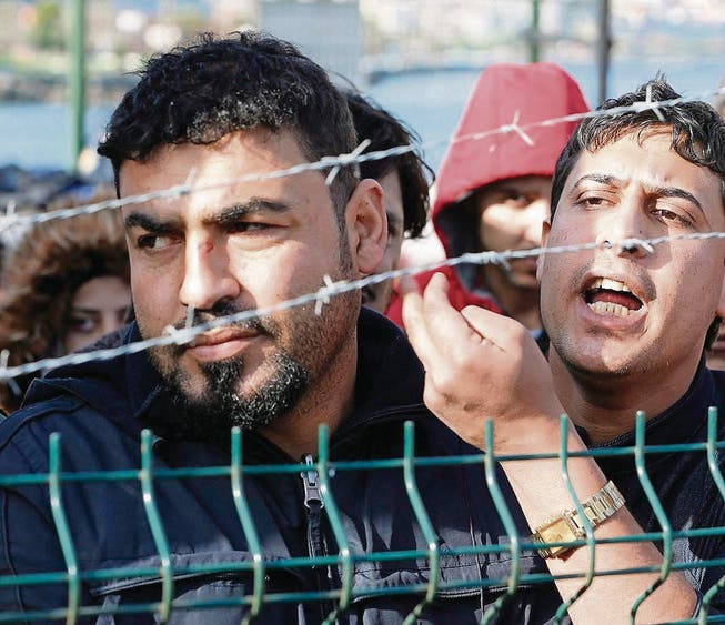 Dringend gesucht neue Asylregeln der EU: Aus Griechenland in die Türkei zurückgeschaffte Flüchtlinge. (Bild: epa/Tolga Bozoglu)