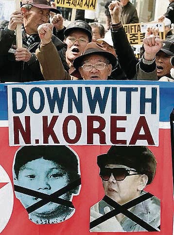 Demonstranten in Seoul zeigen Vater (r.) und Sohn Kim Jong. (Bild: ap/Ahn Young-joon)