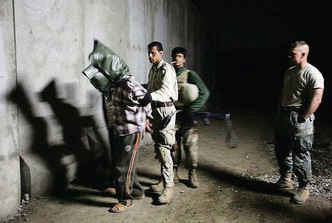 Bilder der Demütigung irakischer Häftlinge kommen nicht nur aus dem Gefängnis der US-Truppen in Abu Ghraib. (Bild: ap/Maya Alleruzzo)
