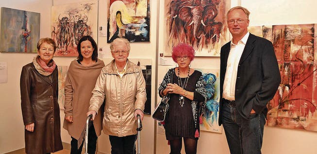 Jürgen Kaesler mit den Künstlerinnen (von links) Helen Bischoff, Felicitas Zehnder, Judith Jenni und Johanna Schneider alias JOHannaS. (Bild: Peter Jenni)