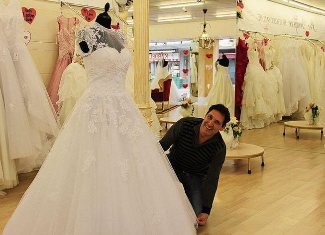 Geschäftsinhaber Michele Carmone im neueröffneten Per Sempre: ein Paradies für Brautmode. (Bild: jor)