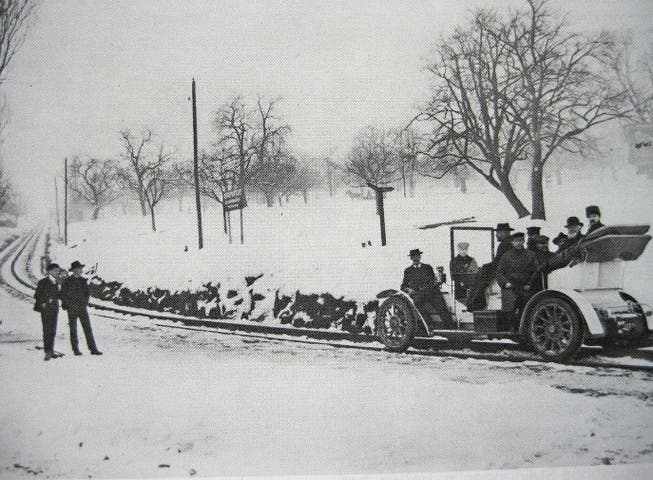 Im Winter 1908 sorgte das zwischen Rorschach und Heiden verkehrende Schienenmobil für grosses Aufsehen. (Bild: PD)