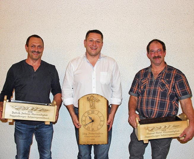Patrik Peterer, Jörg Abderhalden und Marcel Meier (von links) heissen die neuen Ehrenmitglieder des Toggenburger Schwingerverbandes. (Bild: Pascal Schönenberger)