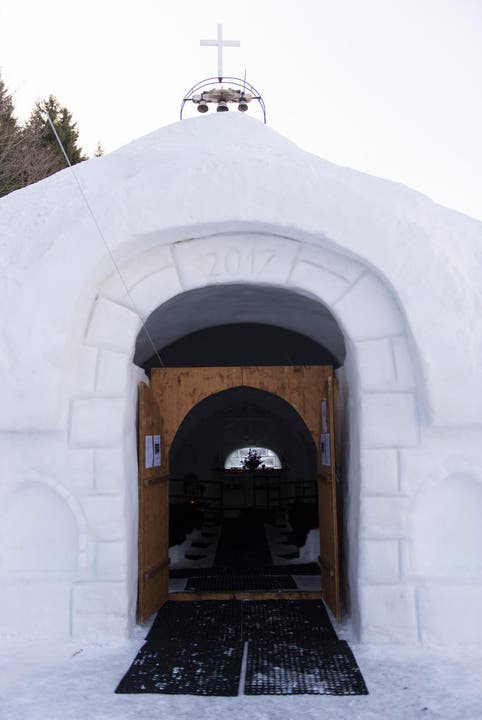 Der Eingang zur Eiskapelle. (Bild: Keystone)