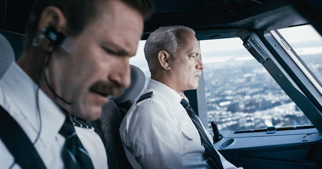 Szene aus "Sully" mit Aaron Eckhart (links) als Co-Pilot Skiles und Tom Hanks als Pilot Chesley Sullenberg. (Bild: (AP Warner Bros. Pictures))