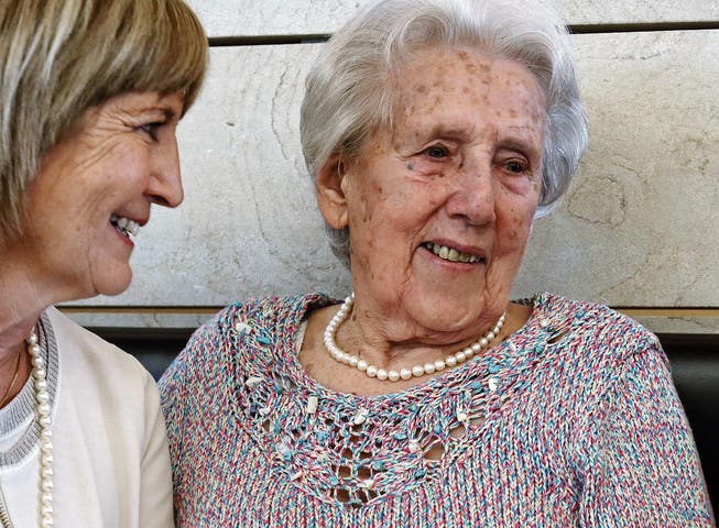 Anni Nikles (rechts) ist 92-jährig und turnte bis vor sieben Jahren im Verein mit. Sie weiss viel zu erzählen. Für Ruth Veit (links) ist Anni Nikles ein Vorbild.