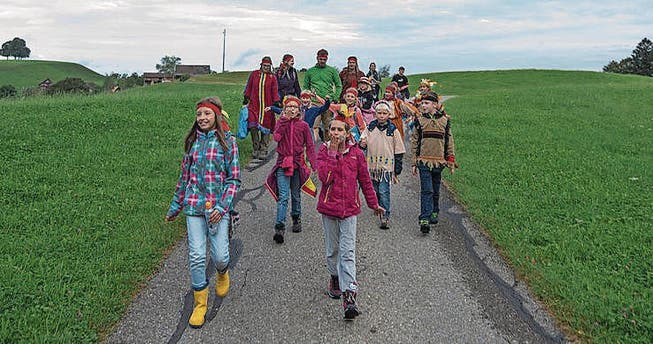Auch wenn sich die «Indianer» vor den Cowboys in Acht nehmen mussten, sieht der Spaziergang doch friedlich aus. (Bild: PD)
