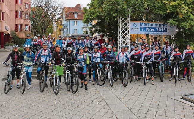 Eine stattliche Anzahl Bikerinnen und Biker haben am Samstag am Schlussevent von Bischi Bikes teilgenommen. (Bild: Res Lerch)