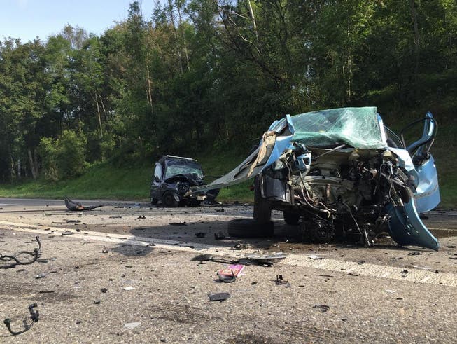 Bei einem schweren Verkehrsunfall auf der A23 bei Rapperswil-Jona kamen am 3. September 2016 zwei Menschen ums Leben. (Bild: Kapo SG)