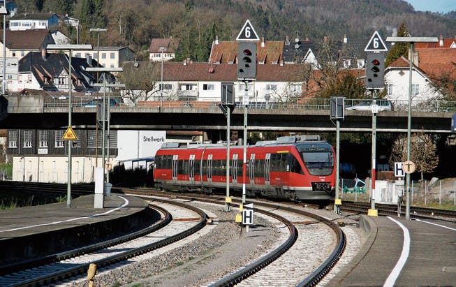 Ein Zug verlässt den Bahnhof Waldshut in Richtung Basel. Oberleitungen fehlen, die Strecke ist nicht elektrifiziert. (Bild: Sebastian Keller)