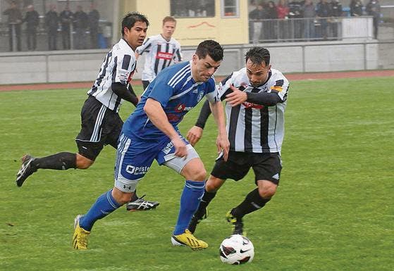 Der Thurgauer Nezbedin Selimi (in Blau) versucht, sich gegen José Spolidoro (rechts) durchzusetzen, beobachtet von Aldwin Riedler (links). (Bild: pf)