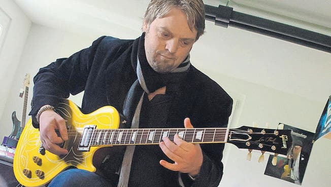 Auch Profimusiker Alex Breuss lässt es sich nicht entgehen, auf dieser ganz besonderen Gitarre zu spielen. (Bild: Christopher Eggenberger)