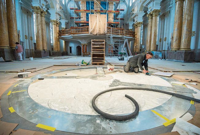 Jelenko Trivunic setzt die Teile der Marmor-Intarsie in der Vierung der katholischen Stadtkirche, wo neu das Taufbecken zu stehen kommt. (Bild: Reto Martin)