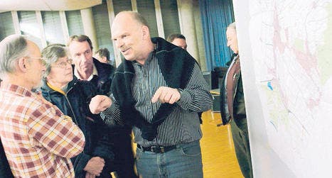 Gemeinderat Franz Meier (r.) mit Teilnehmern am Informationsabend. (Bild: rst)