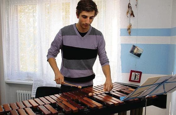 Mirco Huser spielt auf seinem Xylophon, auch wenn er nur kurz in sein Zimmer geht, um etwas zu holen. (Bild: Christof Lampart)