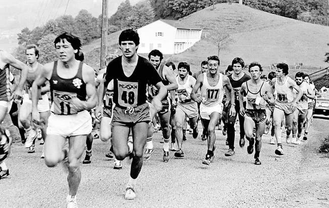 Die Teilnehmer des Kreuzegg-Berglaufes gingen in den Anfangsjahren von Wattwil aus ins Rennen. Hier kurz nach der Yburg. Foto um 1980. (Bild: pd)