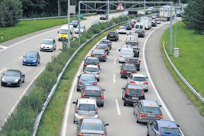 Im Rheintal pendeln heute 79 Prozent mit dem Auto zur Arbeit &ndash; Zukunftsszenarien rechnen mit einem Verkehrskollaps, falls sich daran nichts ändert. (Bild: Ralph Ribi)