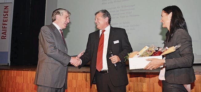 Auf den spannenden Vortrag folgte die Danksagung: Klaus W. Wellershoff (links) freut sich über den Toggenburger Buurechoscht-Geschenkkorb. (Bild: pd)