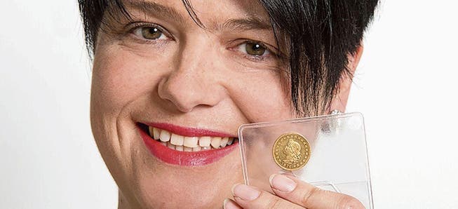 Marianne Rapp Ohmann zeigt die als «Durussell-Probe» bekannte erste Schweizer Goldmünze. (Bild: PD)