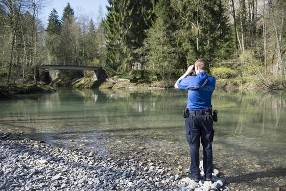 Polizei und Feuerwehr suchen die Thur zwischen Lichtensteig und Bütschwil nach dem vermissten Zweijährigen ab. (Bild: Keystone)