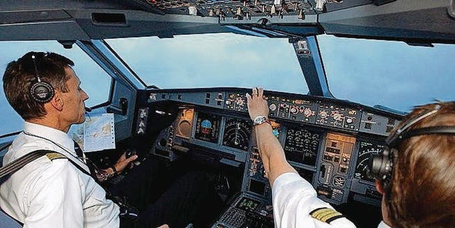 Noch sind die Piloten zu zweit im Cockpit dieses Airbusses A340. (Bild: ky/Martial Trezzini)