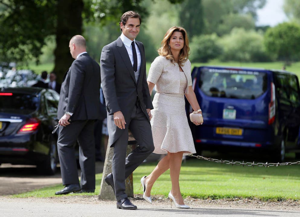 Auch Roger Federer mit Frau Mirka lassen sich die Hochzeit nicht entgehen. (Bild: Keystone)