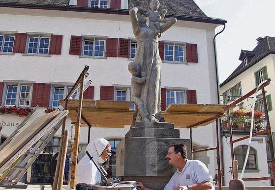 Steinbildhauer Felix Hotz und seine Mitarbeiterin Taru Aegerter halten Besprechung im Brunnenbecken. (Bild: Urs Bänziger)