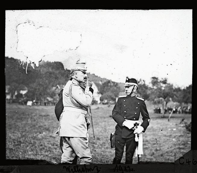 Kaiser Wilhelm II. und Arthur Hoffmann im Gespräch an den Kaisermanövern 1912. (Bild: Staatsarchiv St. Gallen)