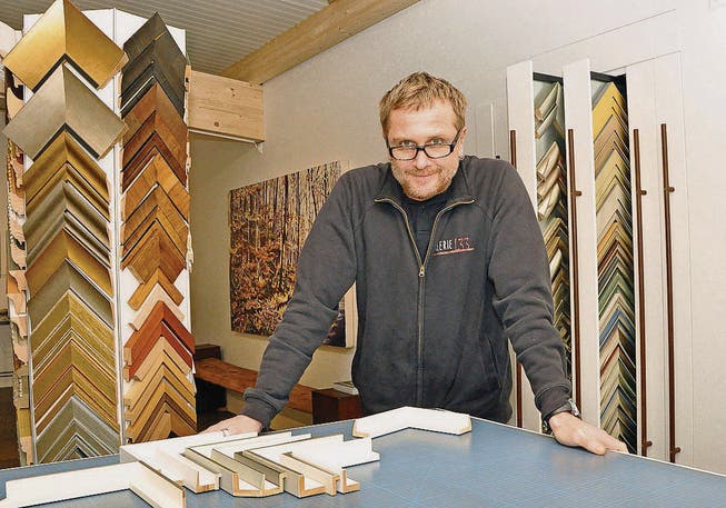 Dominik Lippuner, Inhaber der stimmungsvollen Galerie L33 in Werdenberg, will mit seinem Konzept eine Plattform für Künstler in der Ostschweiz schaffen. (Bilder: Armando Bianco)