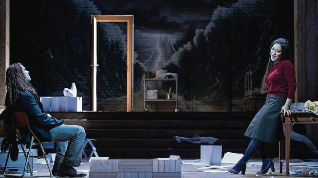 Interessant, aber sehr unterschiedlich: Michael Fabiano als Rodolfo und Guanqu Yu als Mimì. (Bild: Opernhaus Zürich)