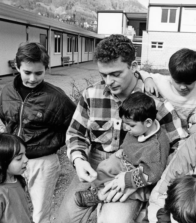 Ein Zivildienstleistender betreut Kinder im Asylzentrum Adliswil. Bild: Keystone (Adliswil, April 1994) (Bild: STR (KEYSTONE))