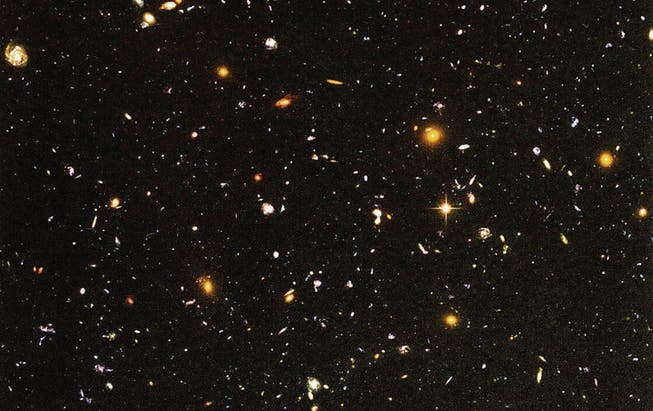 Es ist ein Blick zurück in die Zeit, den das Hubble Space Telescope hier wirft. (Bild aus: Harry Nussbaumer, «Das Weltbild der Astronomie»)