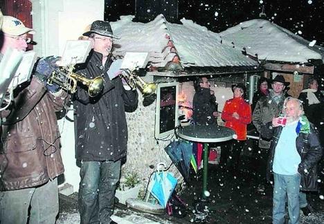 Dem Schneegestöber mit Glühwein begegnet