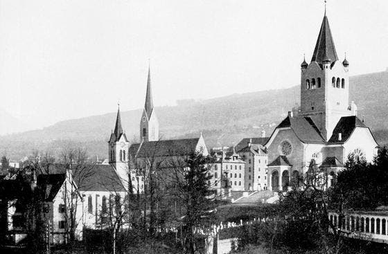 Die erste (links) und die zweite evangelische Kirche (rechts) von Rorschach mit der katholischen Jugendkirche (Mitte) im Jahr 1904. (Bild: H. Labhart)