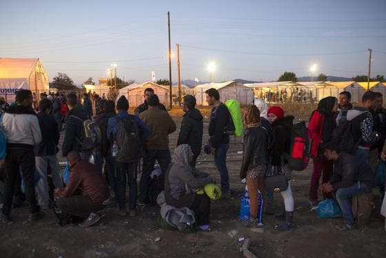 Die EU will beim Vorgehen in der Flüchtlingskrise mehr Tempo machen: Geplant sind daher "Bearbeitungszentren" entlang der Balkanroute, in denen Flüchtlinge registriert werden sollen. (Bild: VALDRIN XHEMAJ (EPA))